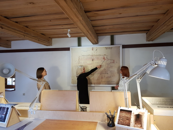 Zdjęcie przedstawia autorki wystawy “W zaułku historii” - Monikę Sabljak-Olędzką, Wiesławę Chodkowską, wraz z Dyrektorem Muzeum - Ewą Wrochną