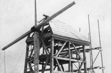 Na fotografii budowa wiatraka "paltraka" ze wsi Ruska Wieś.