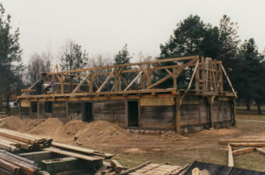 Na fotografii budowa chałupy ze wsi Nowa Różanka.