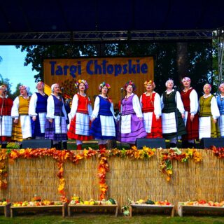 Zespół ludowy występujący na scenie w czasie Targów Chłopskich.
