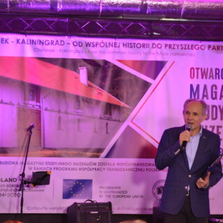 Na zdjęciu konferansjer wydarzenia - Robert Lesiński