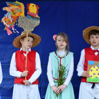 Olsztynecki Jarmark Wielkanocny – występy dzieci na scenie