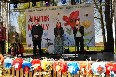 Dyrektor i Burmistrz Olsztynka na scenie podczas Jarmarku.