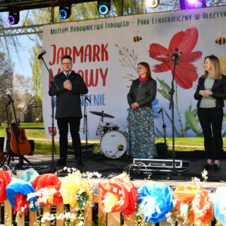 Dyrektor i Burmistrz Olsztynka na scenie podczas Jarmarku.