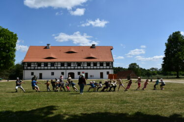 Dzieci bawiące się podczas wydarzenia Skansen dzieciom – Kraina baśni i zabawy