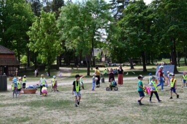 Dzieci bawiące się podczas wydarzenia Skansen dzieciom – Kraina baśni i zabawy