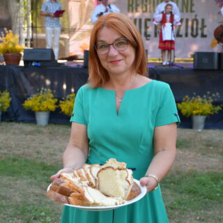 Dyrektor Ewa Wrochna z korowajem (ciasto)- Regionalne Święto Ziół