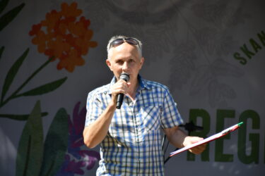 Robert Lesiński prowadzi Regionalne Święto Ziół-pod sceną