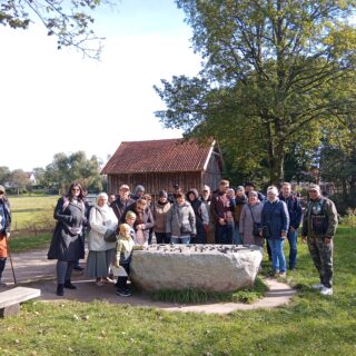 Weekend Seniora z Kulturą - grupa seniorów z przewodnikiem