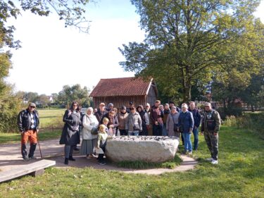 Weekend Seniora z Kulturą - grupa seniorów z przewodnikiem
