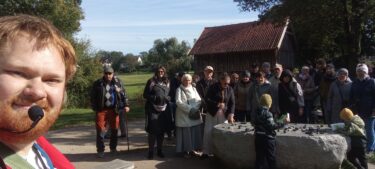 Weekend Seniora z Kulturą - grupa seniorów z przewodnikiem