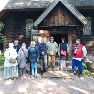 Weekend Seniora z Kulturą - grupa seniorów z przewodnikiem