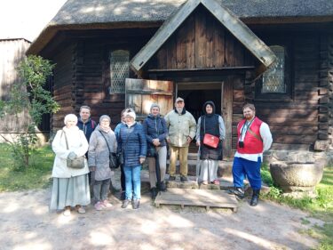 Weekend Seniora z Kulturą - grupa seniorów z przewodnikiem