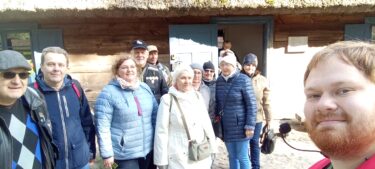 Weekend Seniora z Kulturą - grupa seniorów z przewodnikiem