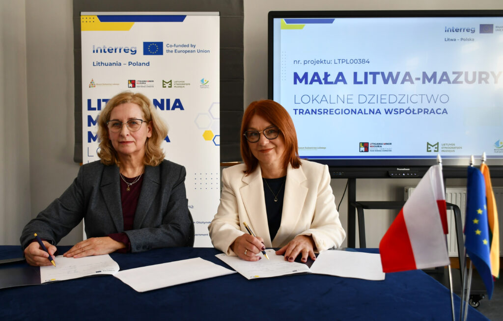 Na zdjęciu Ewa Wrochna, Dyrektor Muzeum Budownictwa Ludowego – Parku Etnograficznego w&nbsp;Olsztynku oraz&nbsp;Gita Sapranauskaitė, Dyrektor Litewskiego Muzeum Etnograficznego w&nbsp;Rumszyszkach podczas podpisywania umowy.