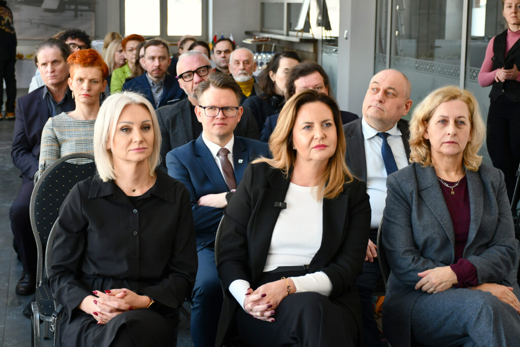 Na zdjęciu Katarzyna Sobiech – Wicemarszałek Województwa Warmińsko-Mazurskiego, Maria Bąkowska – Członek Zarządu Województwa Warmińsko-Mazurskiego, Gita Sapranauskaitė - Dyrektor Litewskiego Muzeum Etnograficznego w&nbsp;Rumszyszkach.