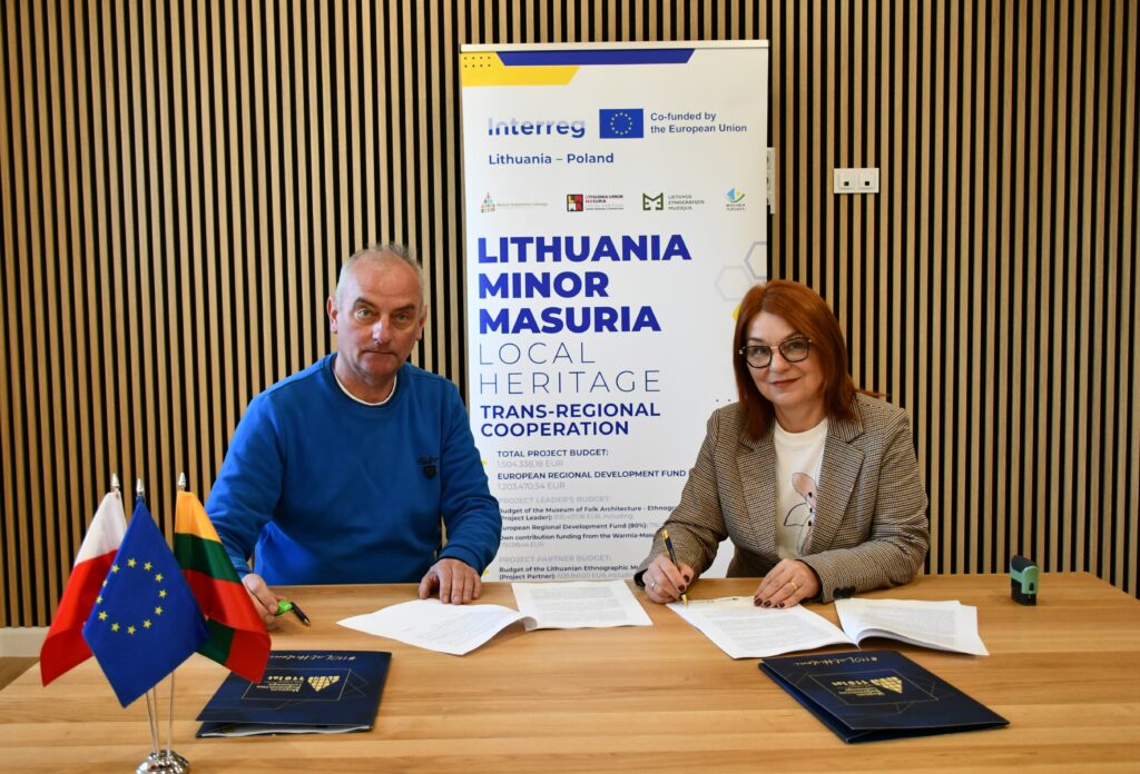 Dyrektor Ewa Wrochna podczas podpisania umowy z&nbsp;firmą PPHU „ROSTKOWSCY” Waldemar Rostkowski, Hanna Rostkowska s.c., dotyczącej budowy kolejnych obiektów na&nbsp;terenie Muzeum.