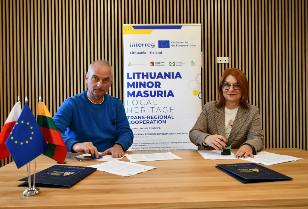 Dyrektor Ewa Wrochna podczas podpisania umowy z&nbsp;firmą PPHU „ROSTKOWSCY” Waldemar Rostkowski, Hanna Rostkowska s.c., dotyczącej budowy kolejnych obiektów na&nbsp;terenie Muzeum.