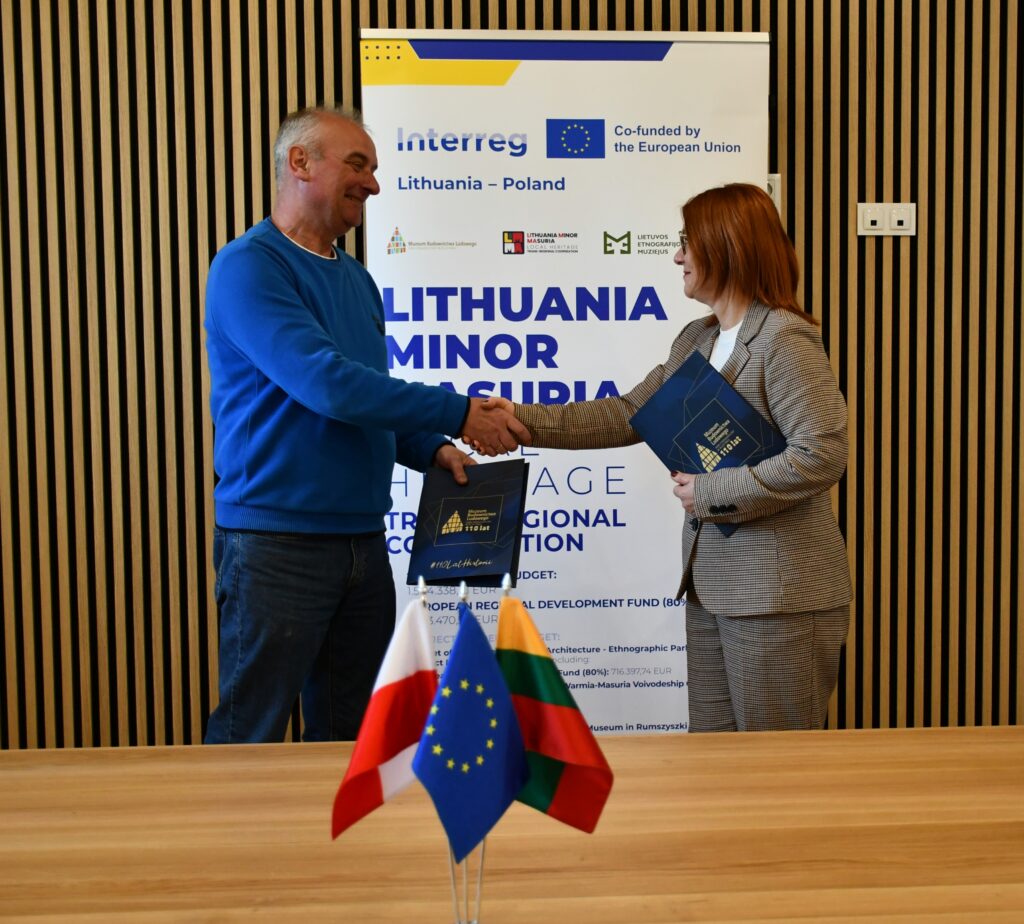 Dyrektor Ewa Wrochna podczas podpisania umowy z&nbsp;firmą PPHU „ROSTKOWSCY” Waldemar Rostkowski, Hanna Rostkowska s.c., dotyczącej budowy kolejnych obiektów na&nbsp;terenie Muzeum.