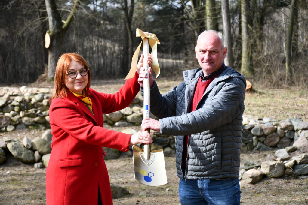 Symboliczne przekazanie łopaty przez&nbsp;Dyrektor Muzeum.