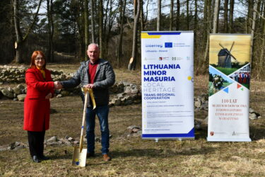 Symboliczne przekazanie łopaty przez Dyrektor Muzeum.