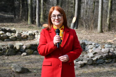 Symboliczne przekazanie łopaty przez Dyrektor Muzeum.