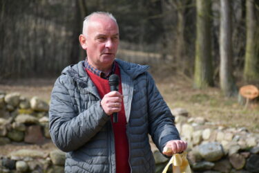 Symboliczne przekazanie łopaty przez Dyrektor Muzeum.