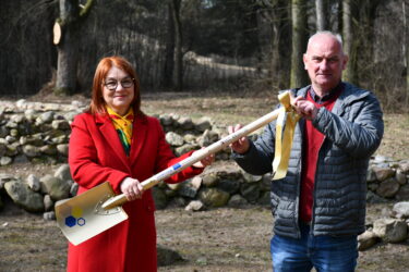 Symboliczne przekazanie łopaty przez Dyrektor Muzeum.