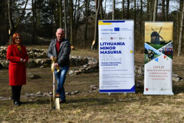 Symboliczne przekazanie łopaty przez Dyrektor Muzeum.