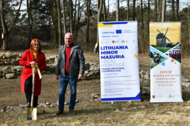 Symboliczne przekazanie łopaty przez Dyrektor Muzeum.