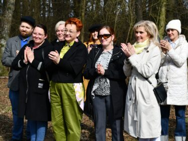 Symboliczne przekazanie łopaty przez Dyrektor Muzeum.