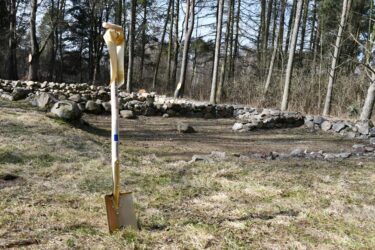 Symboliczne przekazanie łopaty przez Dyrektor Muzeum.